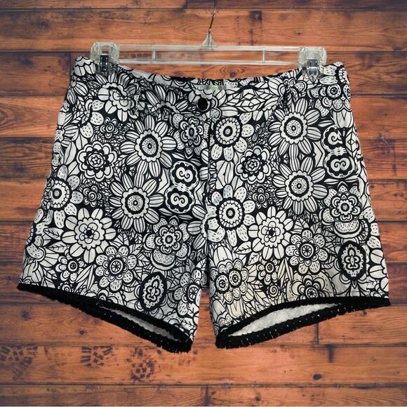 5 for $25🔥JADE Floral Black/ White Embroidered Hem Shorts Size 10 - Picture 1 of 5